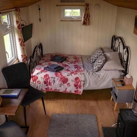 Maple Hut Four Acre Farm Hotel เอลส์แชม ภายนอก รูปภาพ