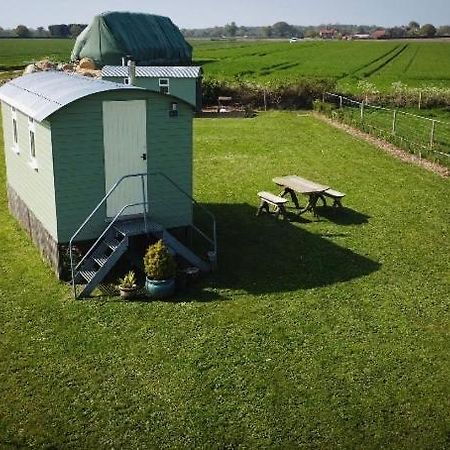 Maple Hut Four Acre Farm Hotel เอลส์แชม ภายนอก รูปภาพ