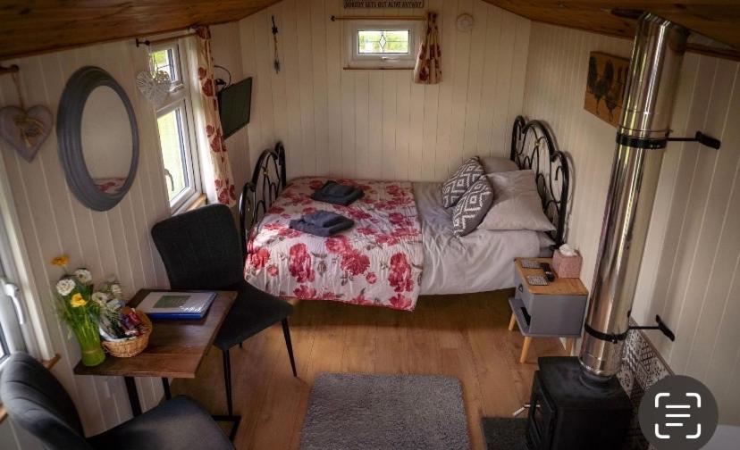 Maple Hut Four Acre Farm Hotel เอลส์แชม ภายนอก รูปภาพ